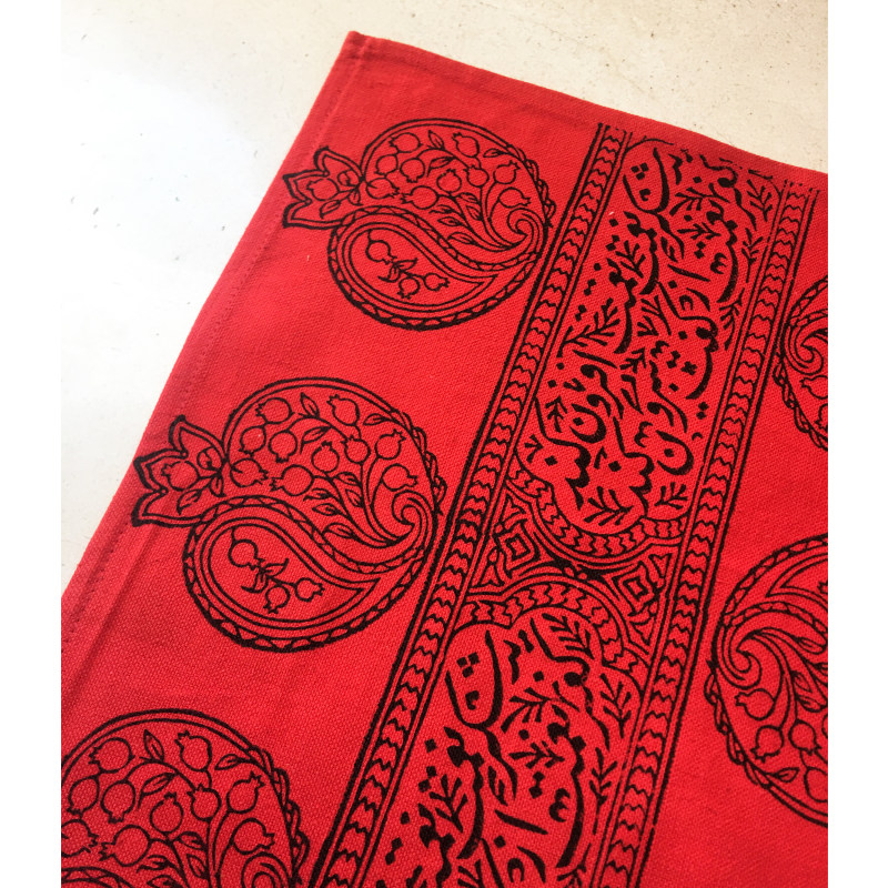 Set of 2 Red Fabric Placemats Under the Plate – Model Anar