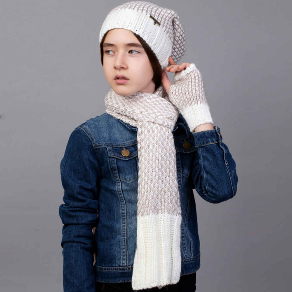 Women’s Knitted Hat and Scarf Set Model Sara