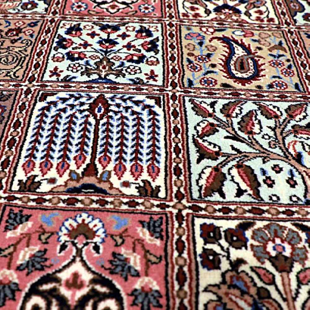 Persian Wool Carpet Hand-Knotted Model Arghavan