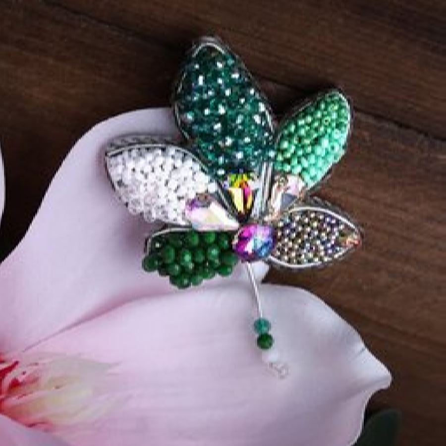 Feminine Handmade Beaded Brooch Pin – Leaf Design