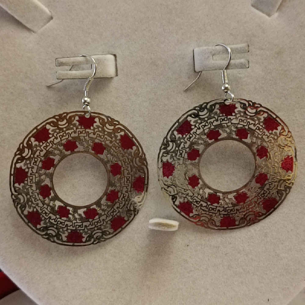 Dangle Metal Earrings with Traditional Style Mehr