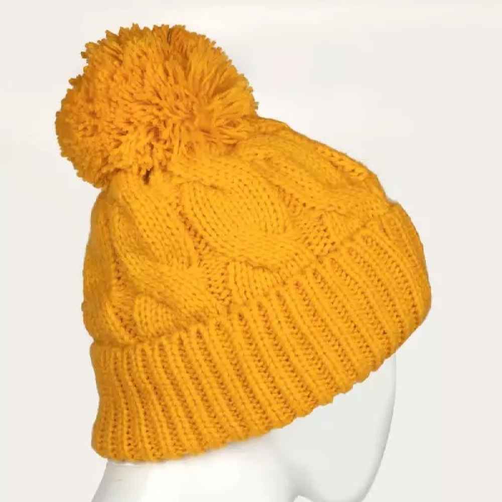 Women’s Knitted Winter Beanie – Model Bubble