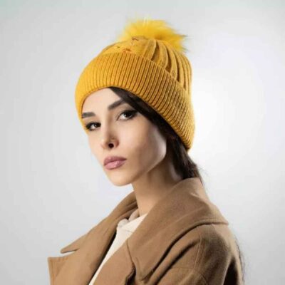 Women’s Knitted Winter Beanie – Model Flower