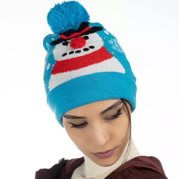 Women’s Knitted Winter Beanie – Model Snow