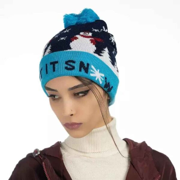Women's Knitted Winter Beanie - Model Snow