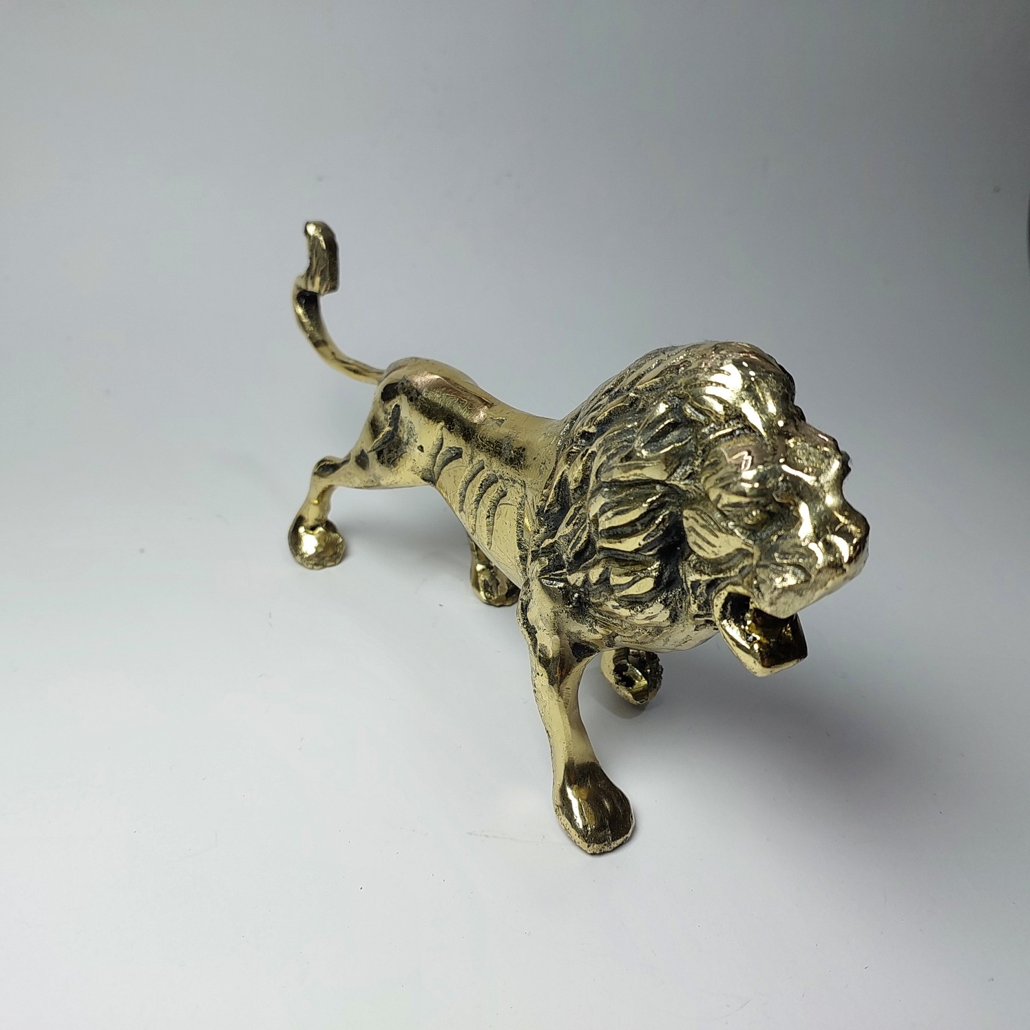 Decorative Brass Roaring Lion Figurine – King of the Jungle Sculpture