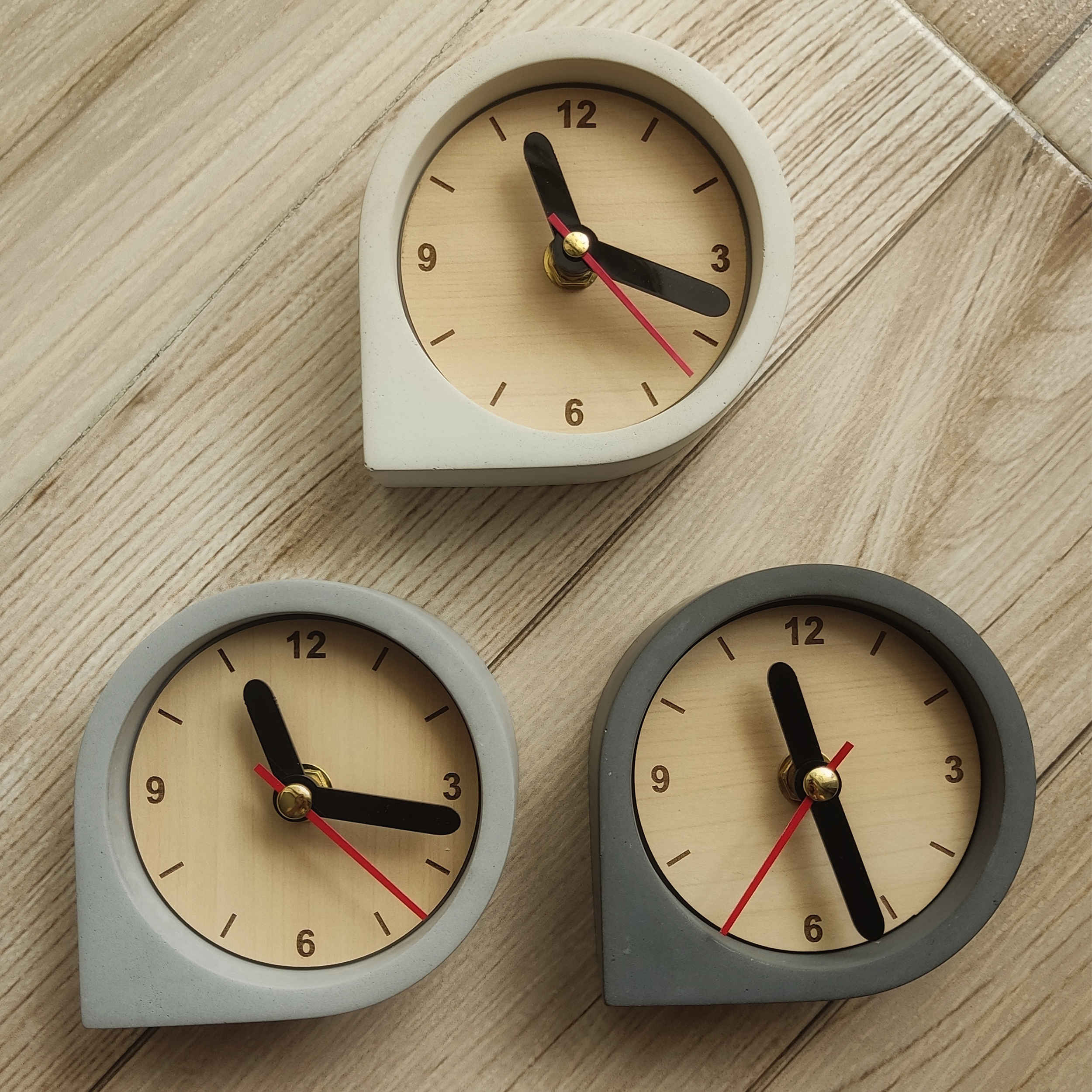 Handcrafted Concrete Desk Clock – Minimalist for Table Setting
