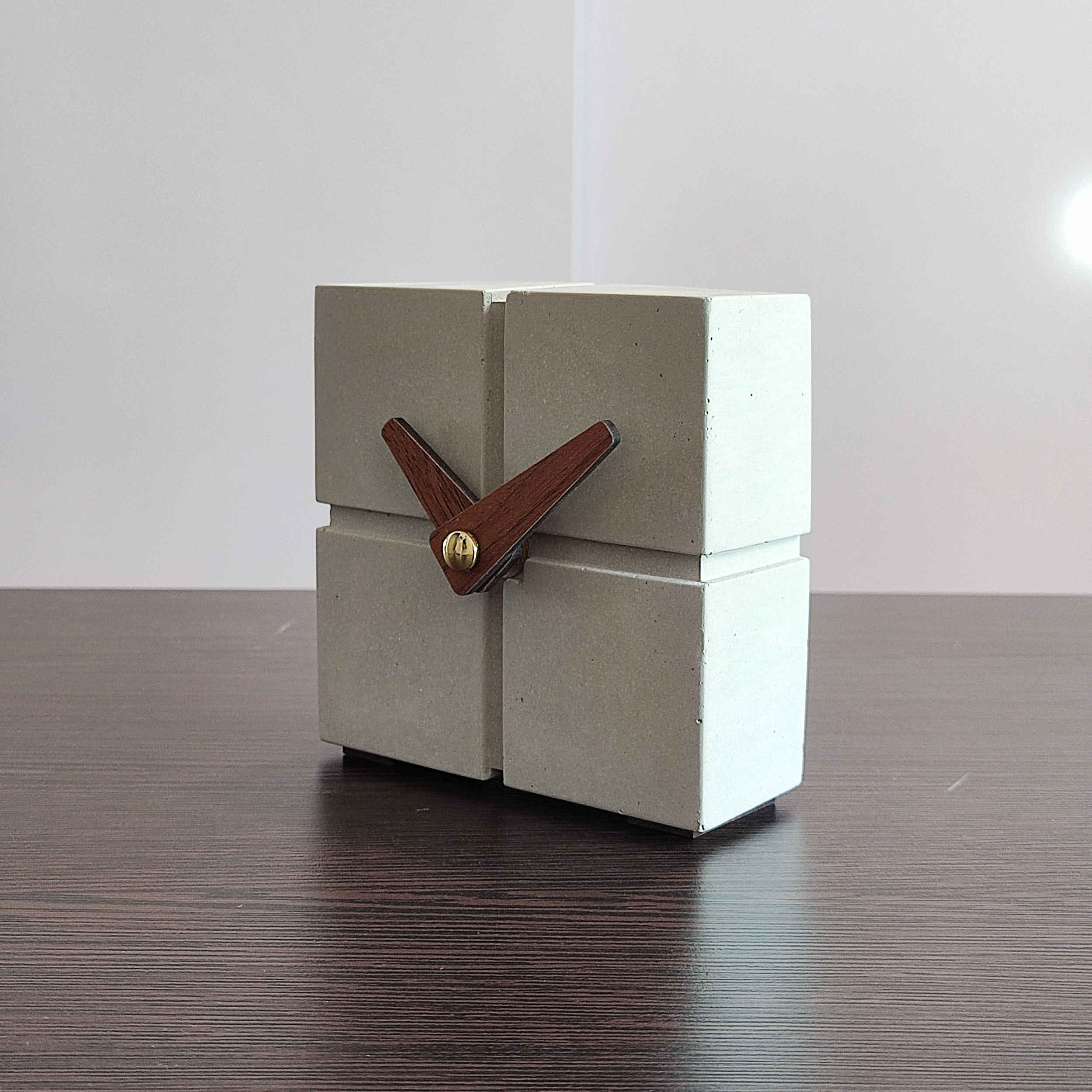 Handcrafted Concrete Desk Clock – Minimalist Cube