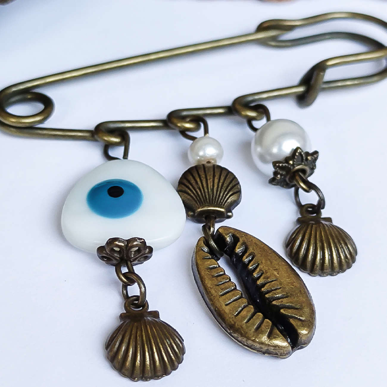 Safety Pin Brooch for Women – Scallop Model for Elegant Style