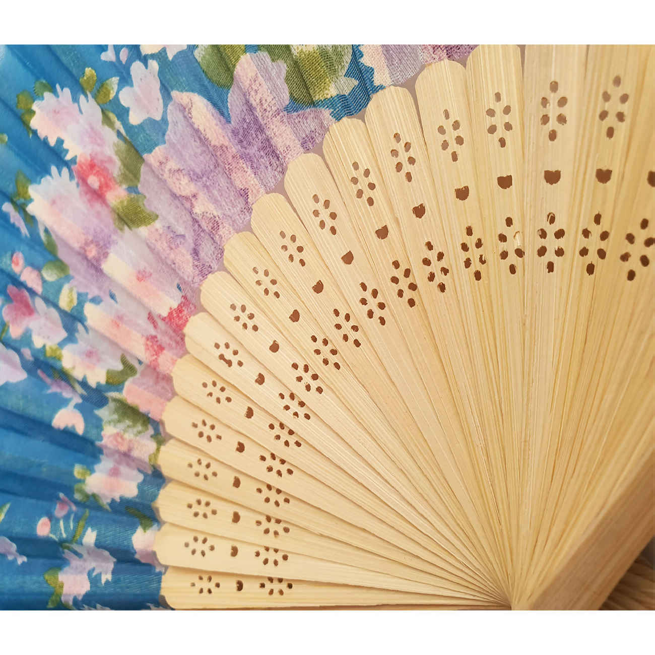 Folding Hand Fan in Floral Pattern – Functional & Fashionable