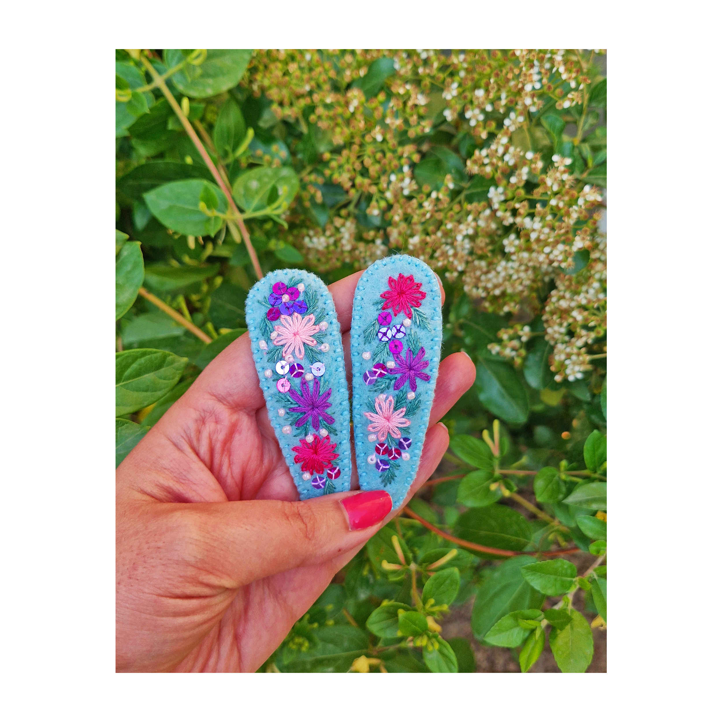 Hand-Embroidered Snap Hair Clip Set with Floral Design Model Spring