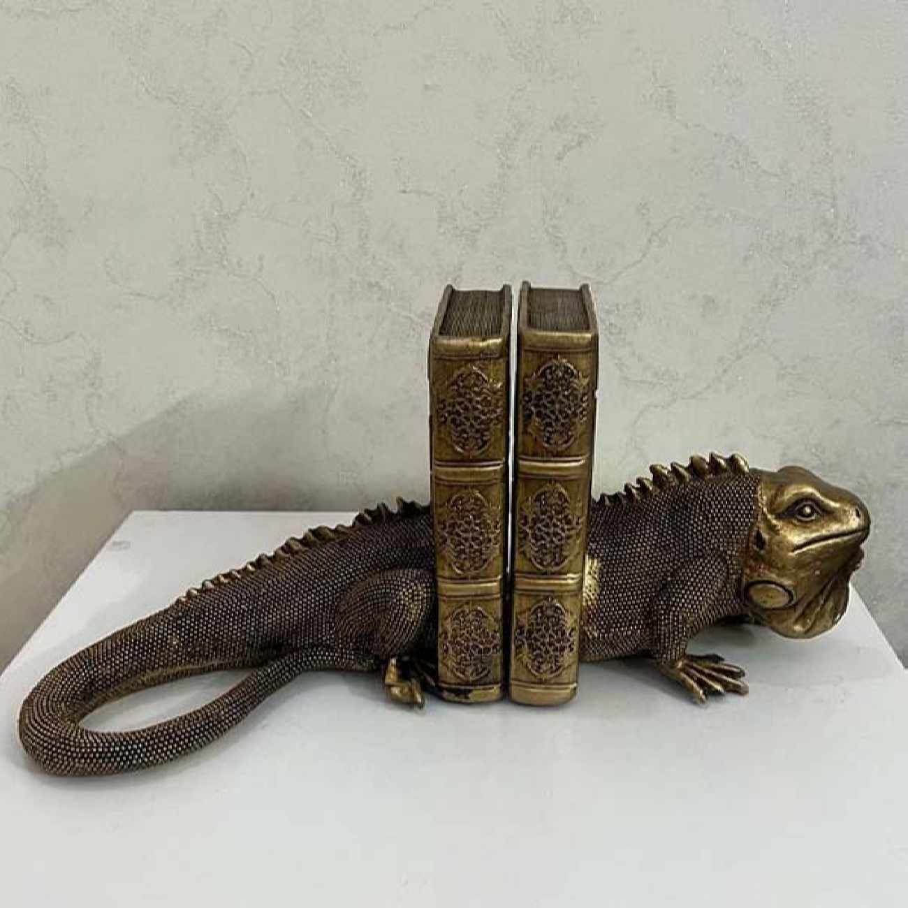 Iguana Design Decorative Bookend – Unique Touch for Modern Homes