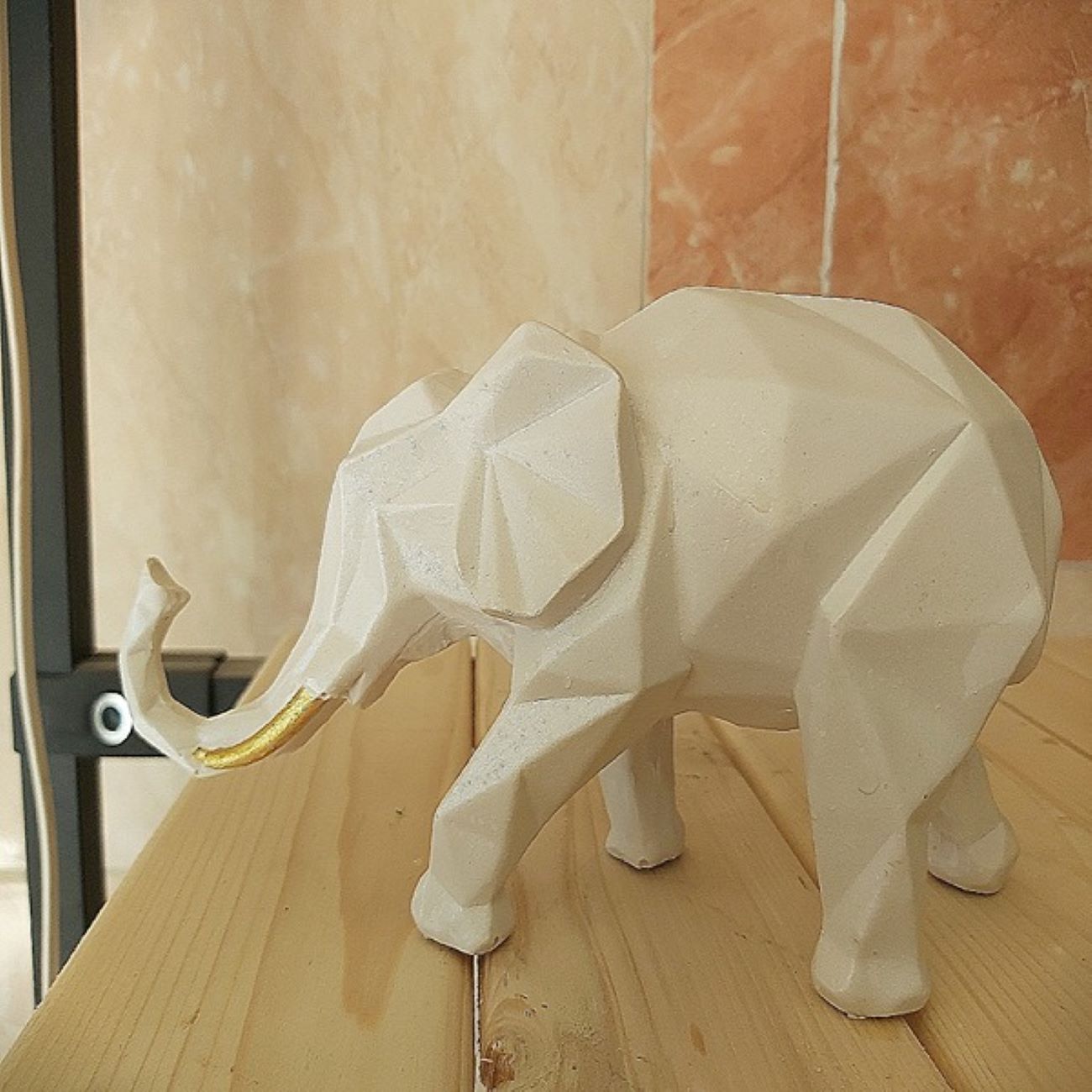 Geometric Elephant Cubism Figurine – Abstract Resin Ornament
