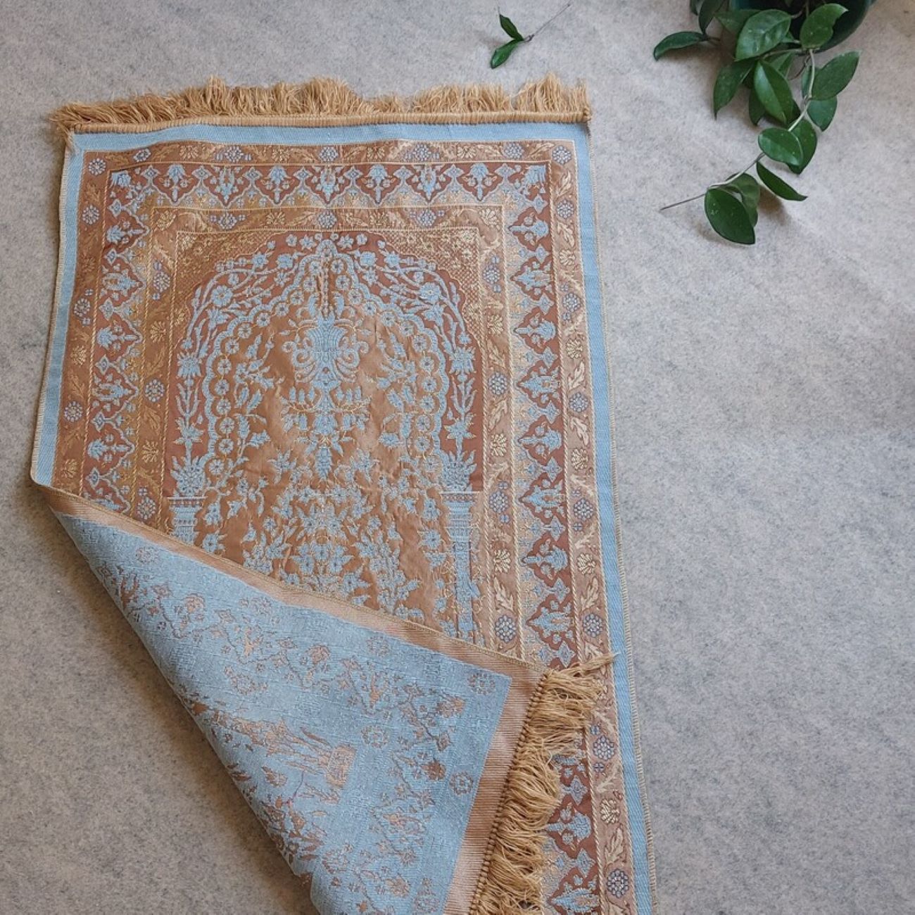 Islamic Velvet Prayer Rug Padded Janamaz Sajada for Islamic Worship