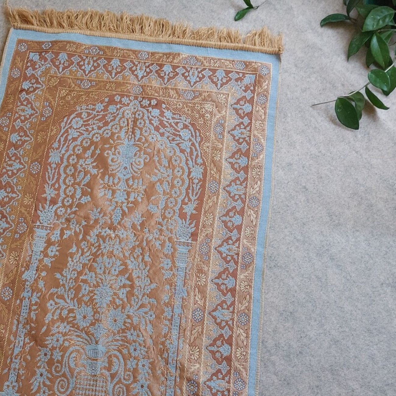 Islamic Velvet Prayer Rug Padded Janamaz Sajada for Islamic Worship