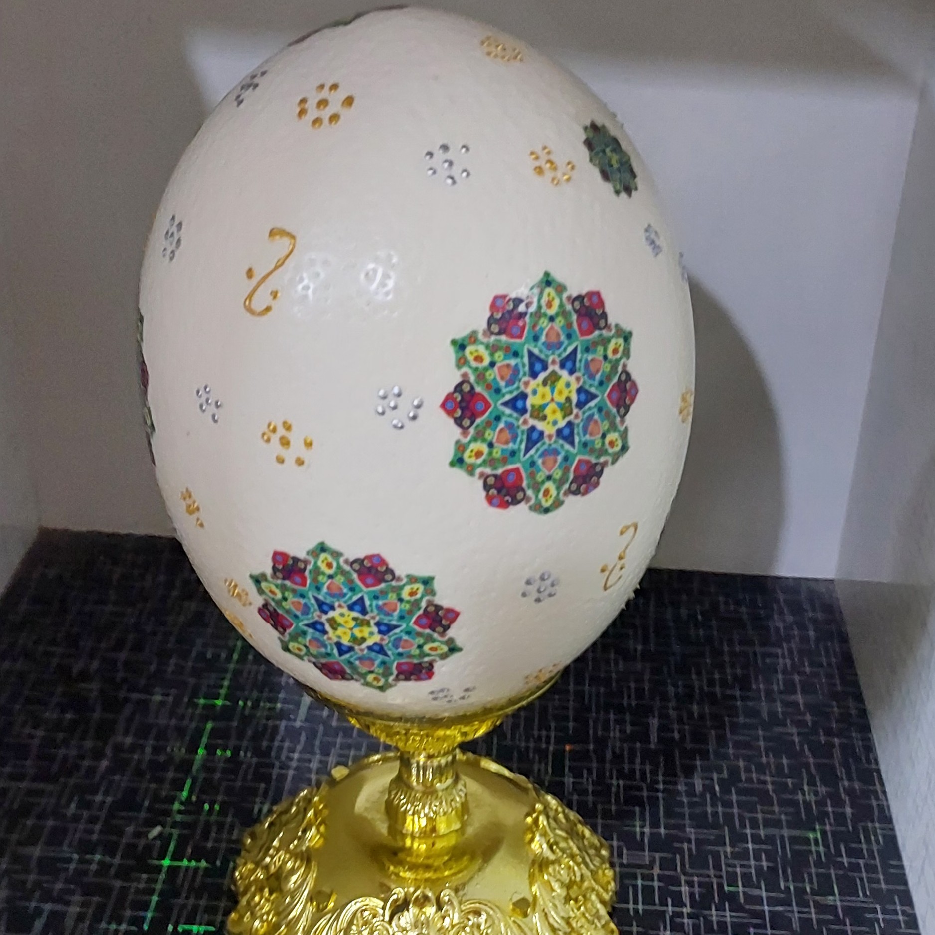 Hand-Painted Islamic Ostrich Egg Shell with Ayat al-Kursi – Decorative Art Piece
