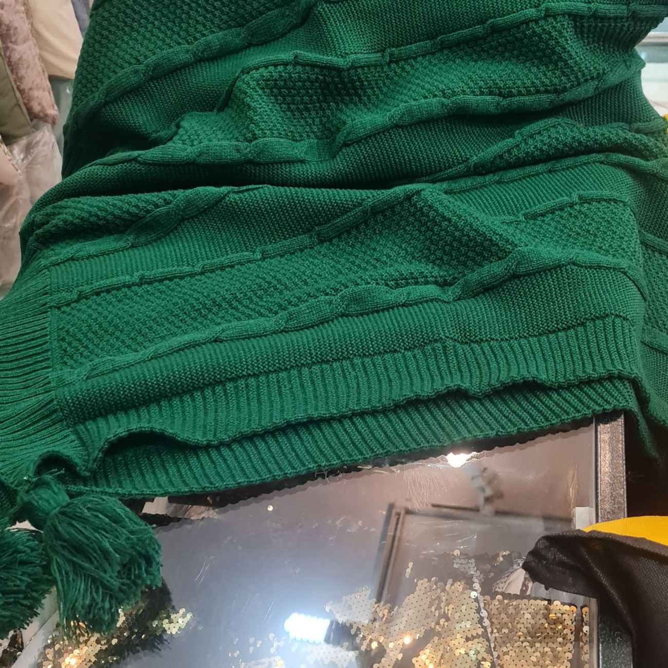 Soft and Warm Knitted Sofa Throw for Couch and Bed – Ideal for Home Décor