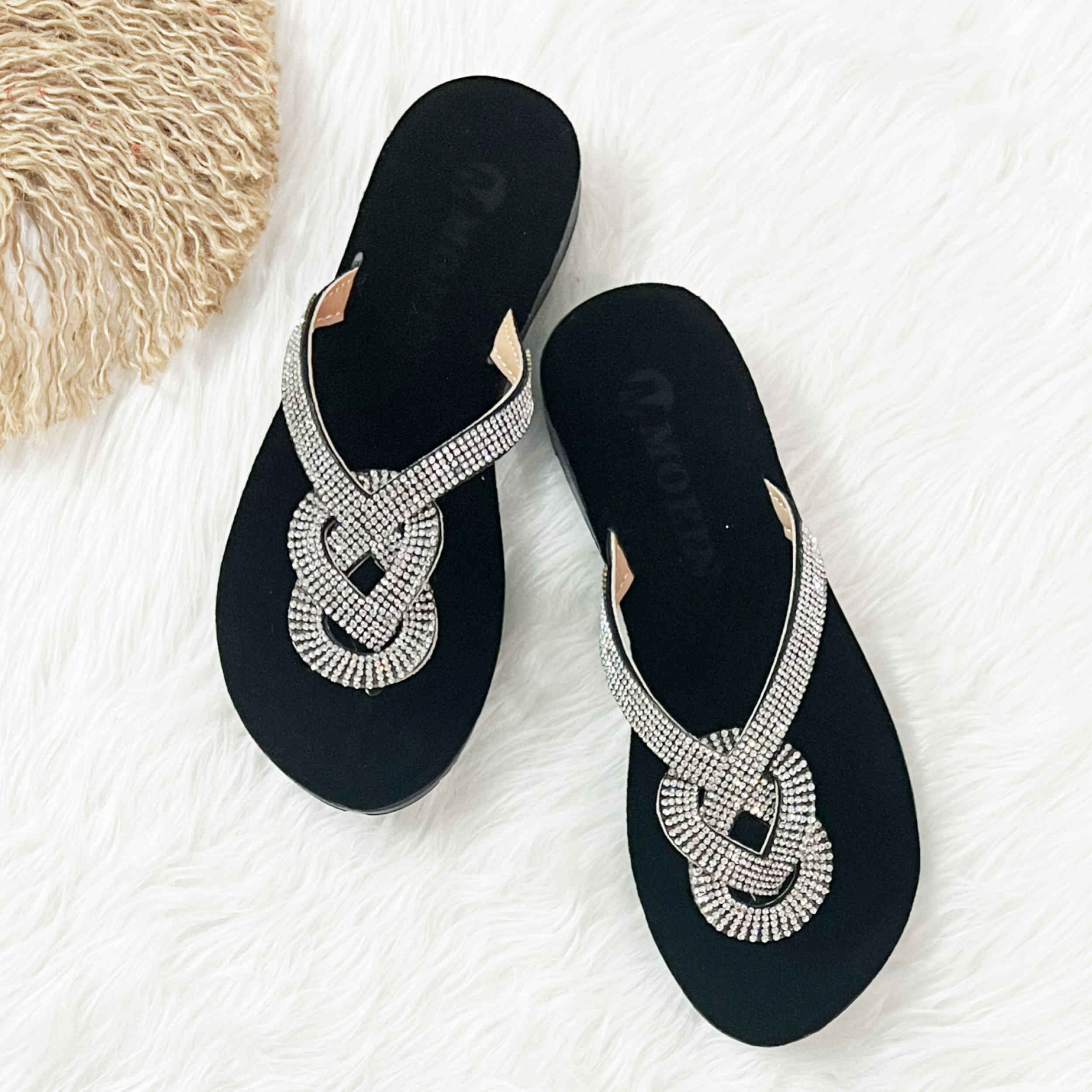 Thong Slipper for Women – Suitable for Summer & Durable in Black