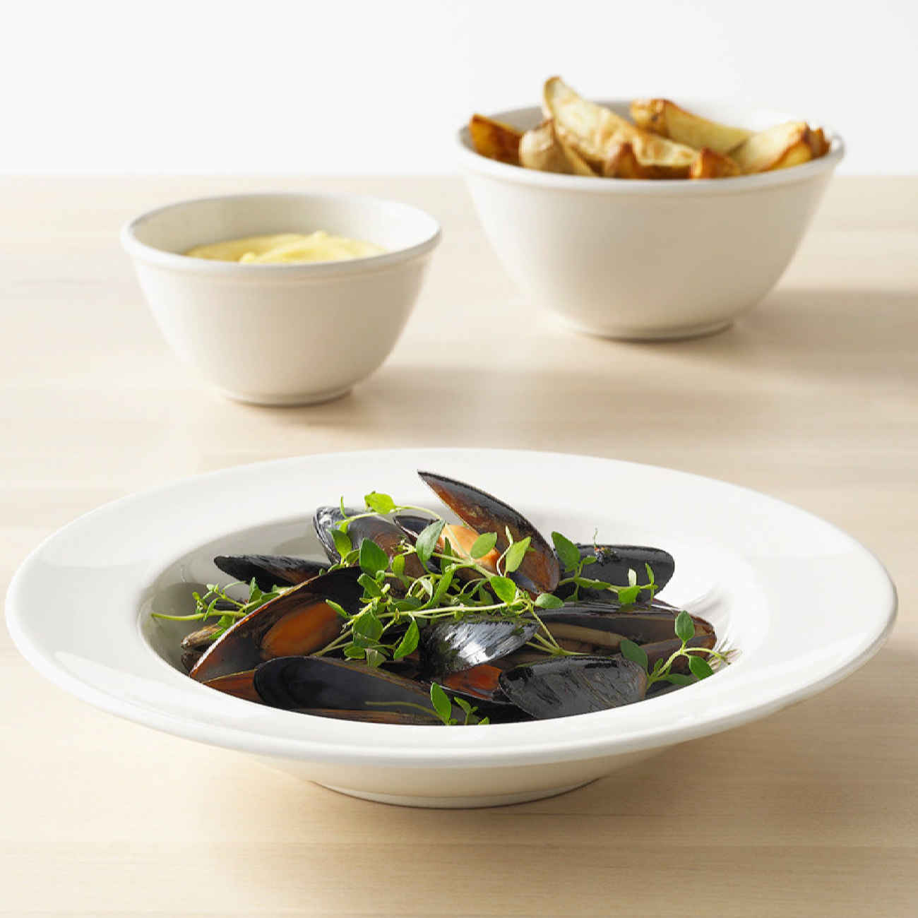 White Ceramic Dinnerware Plate – Microwave and Dishwasher Safe Perfect for Pasta