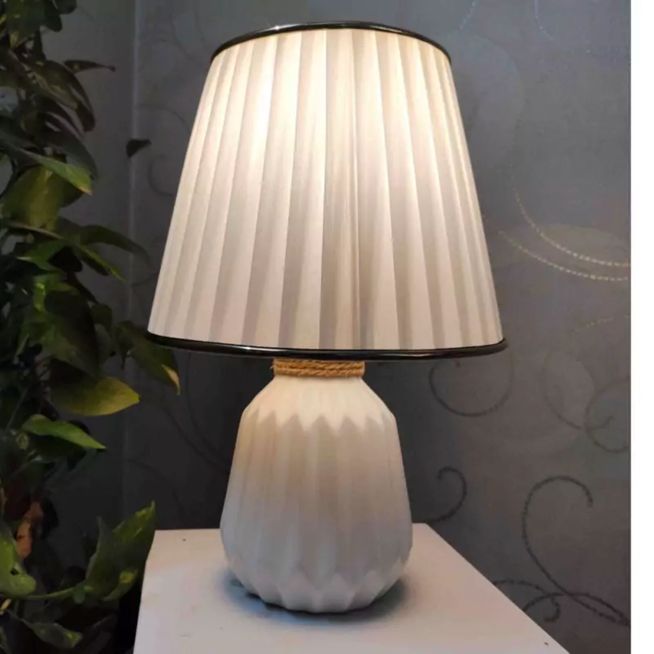 Elegant White and Gold Geometric Ceramic Table Lamp – Modern Design with Sophisticated Charm