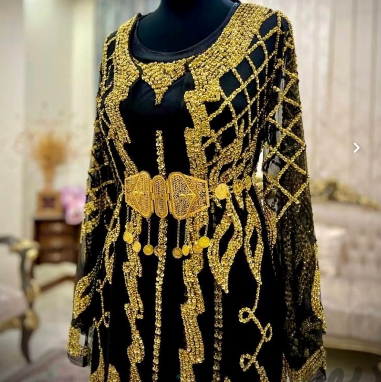 Exquisite Kurdish Jewel Embroidered Dress –  Harmonious Fusion of Tradition and Elegance