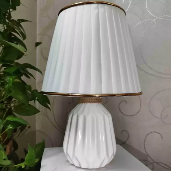 Elegant White and Gold Geometric Ceramic Table Lamp – Modern Design with Sophisticated Charm