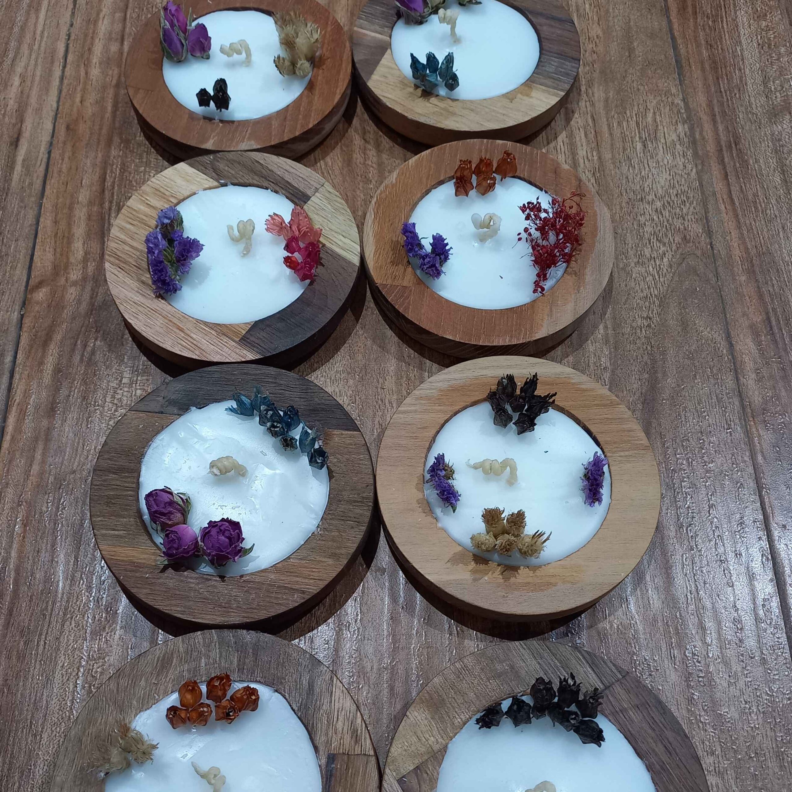 Aromatic Botanical Candle with Wood Jar and Spice Design