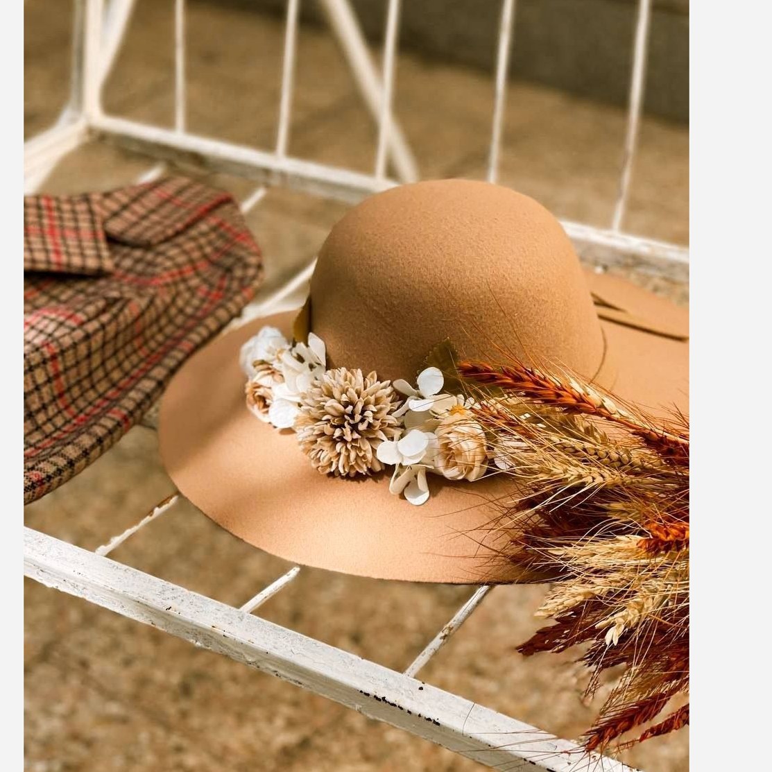 Fedora Shapoo Hat with Floral Pattern – Modern Elegance in Every Detail
