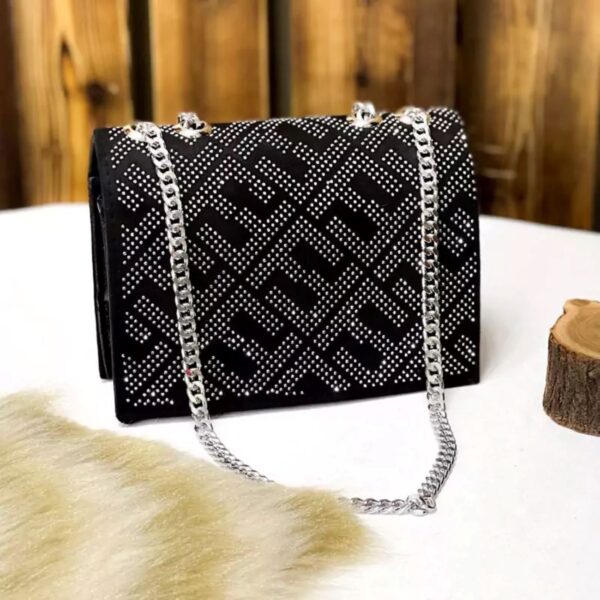 Stylish Chain Strap Bag with Gemstone Detailing – Elegant Design