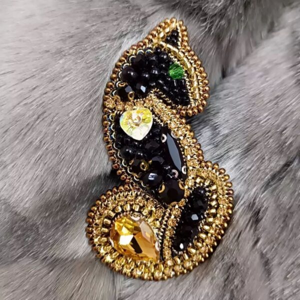 Embroidered Brooch – Stylish Cat Design Handcrafted Jewel
