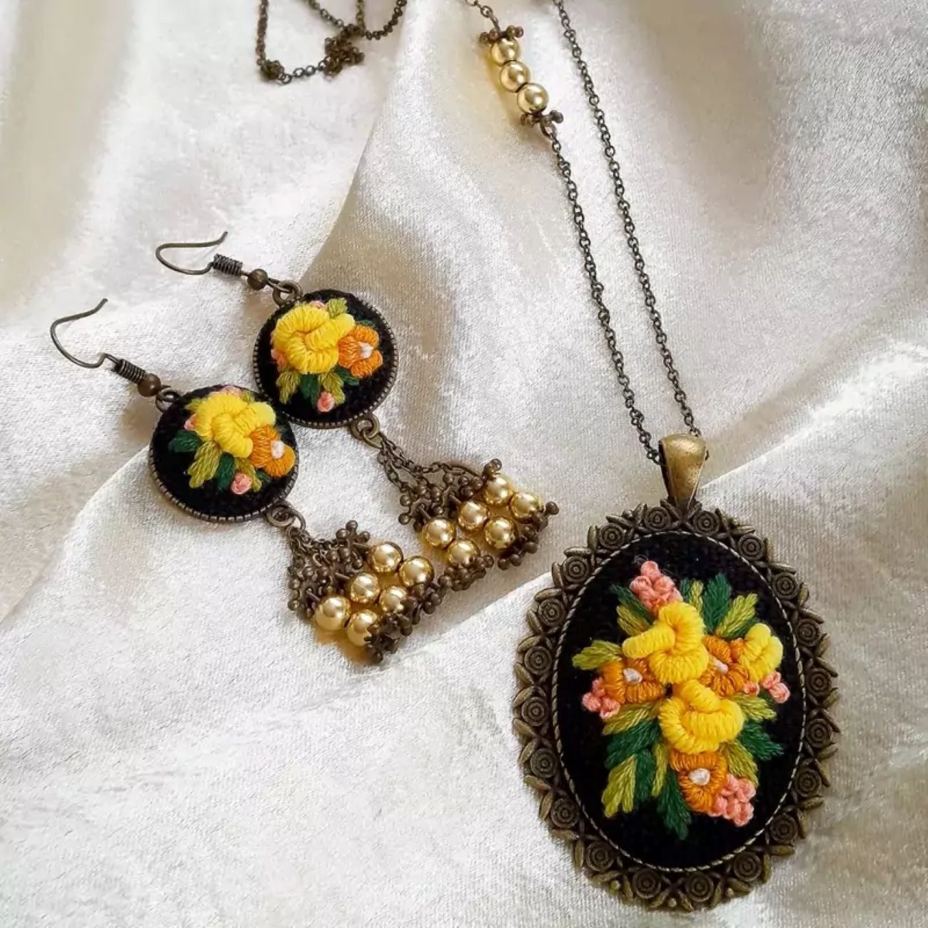 Embroidered Jewelry Set Include Pair of Free Hair Clips in Yellow Flower Design