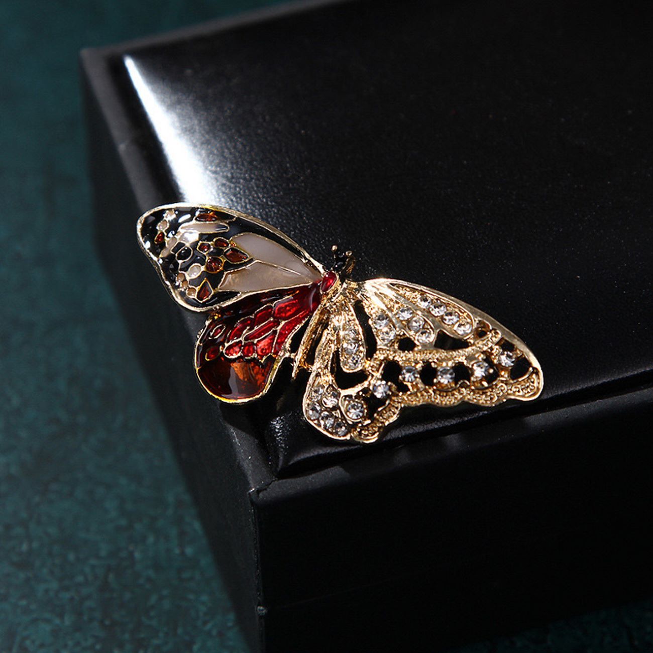 Stylish Butterfly Brooch for Women – Ideal for Formal or Casual Wear
