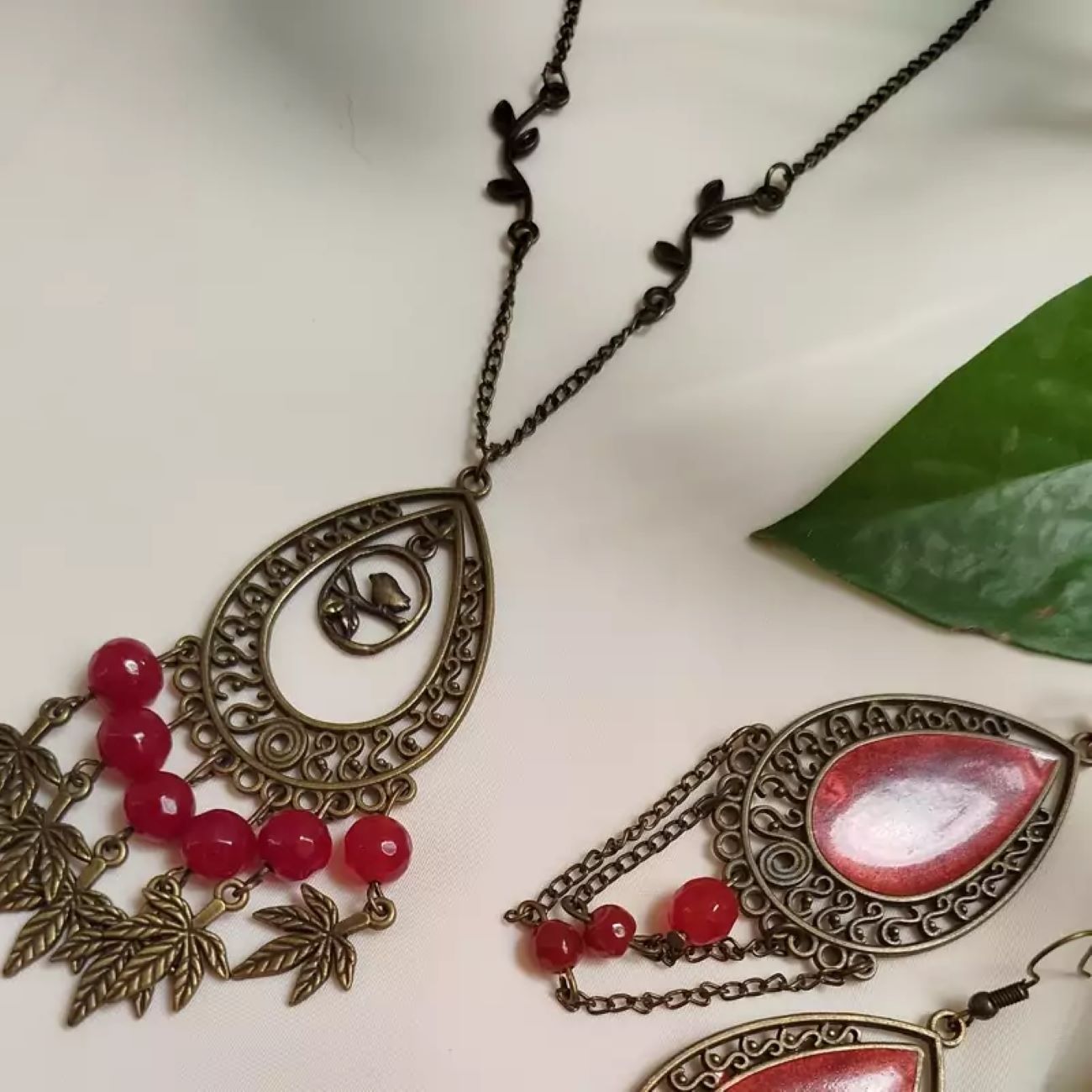 Traditional Necklace and Earring Set with Resine Design
