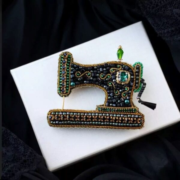 Vintage Sewing Machine Brooch – A Timeless Tailor’s Craftsmanship Accessory