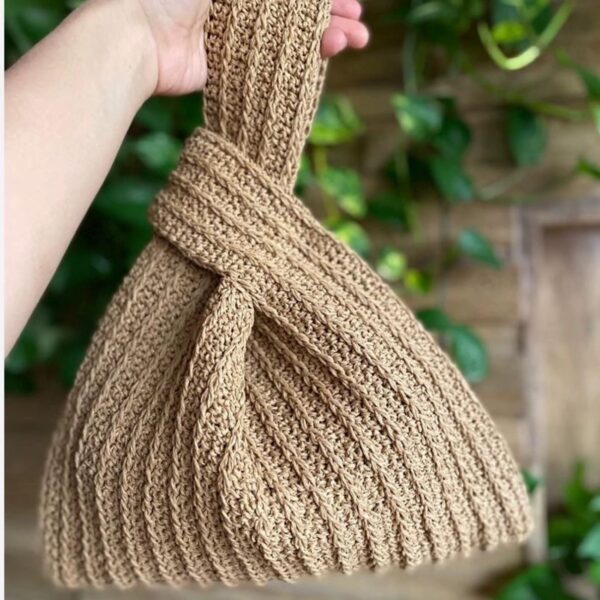 Artisanal Raffia Shoulder Bag – Meticulously Crocheted for a Delicate and Stylish Look