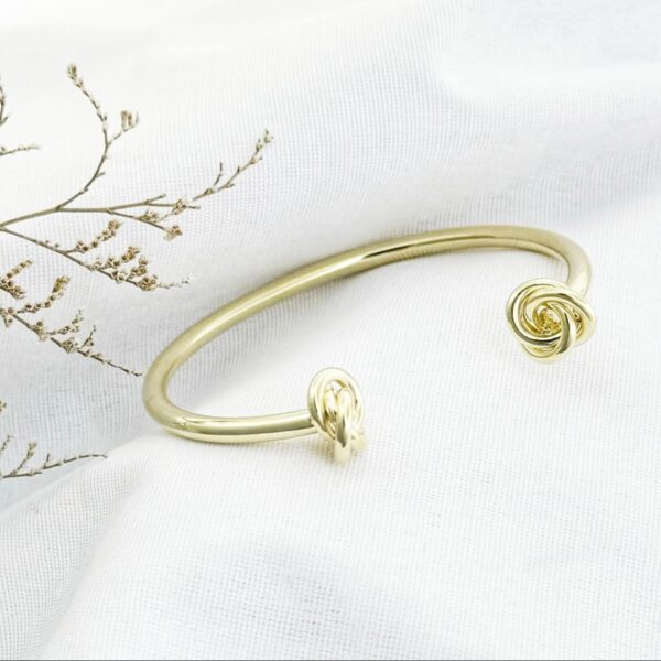 Elegant Knot-Style Bracelet – Non-Fading & Hypoallergenic, Everyday Use in Gold