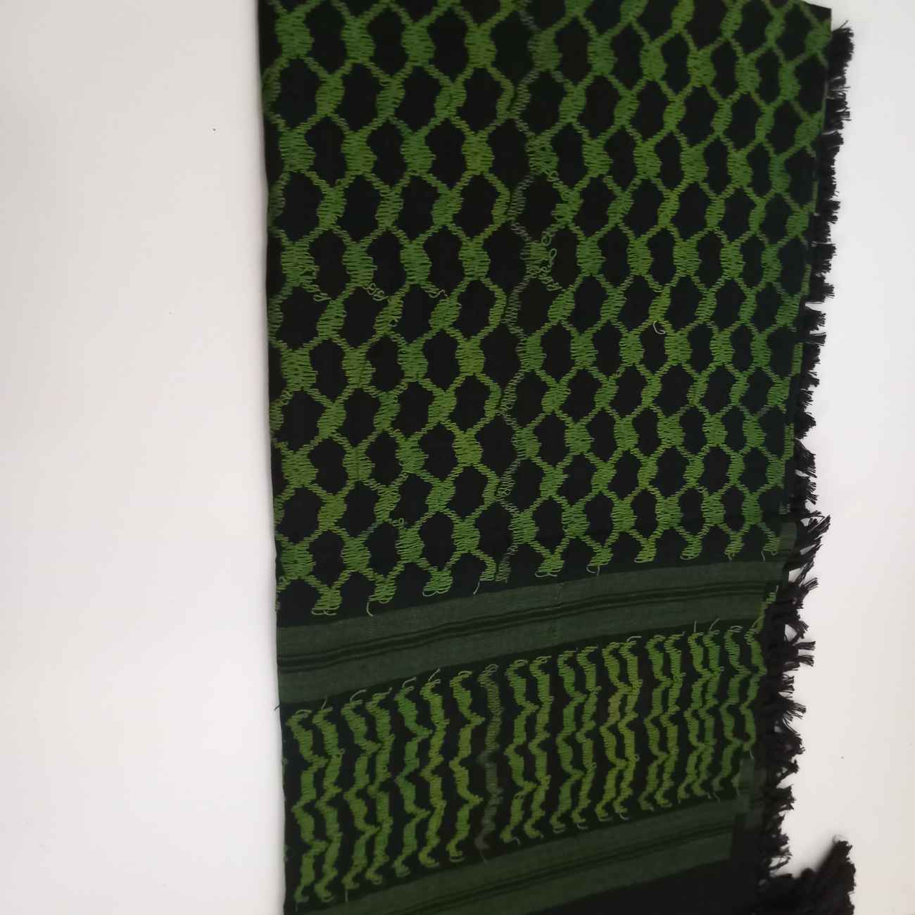 Shemagh Scarf Style – Traditional Arabic Checkered Head Covering