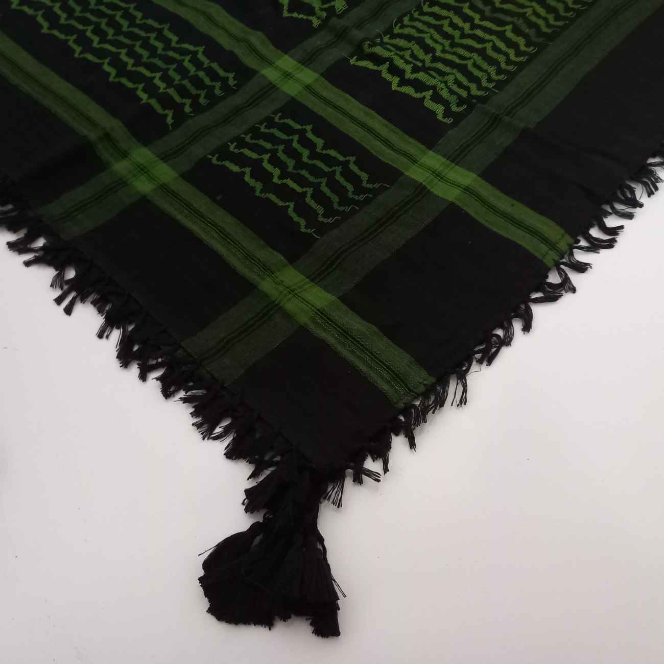 Shemagh Scarf Style - Traditional Arabic Checkered Head Covering