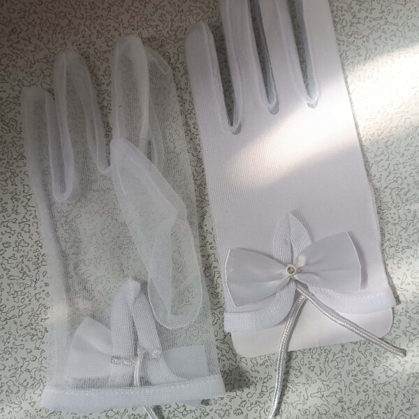 Short Wedding Gloves with Delicate Bow – Suitable for Minimalist Bridal Looks