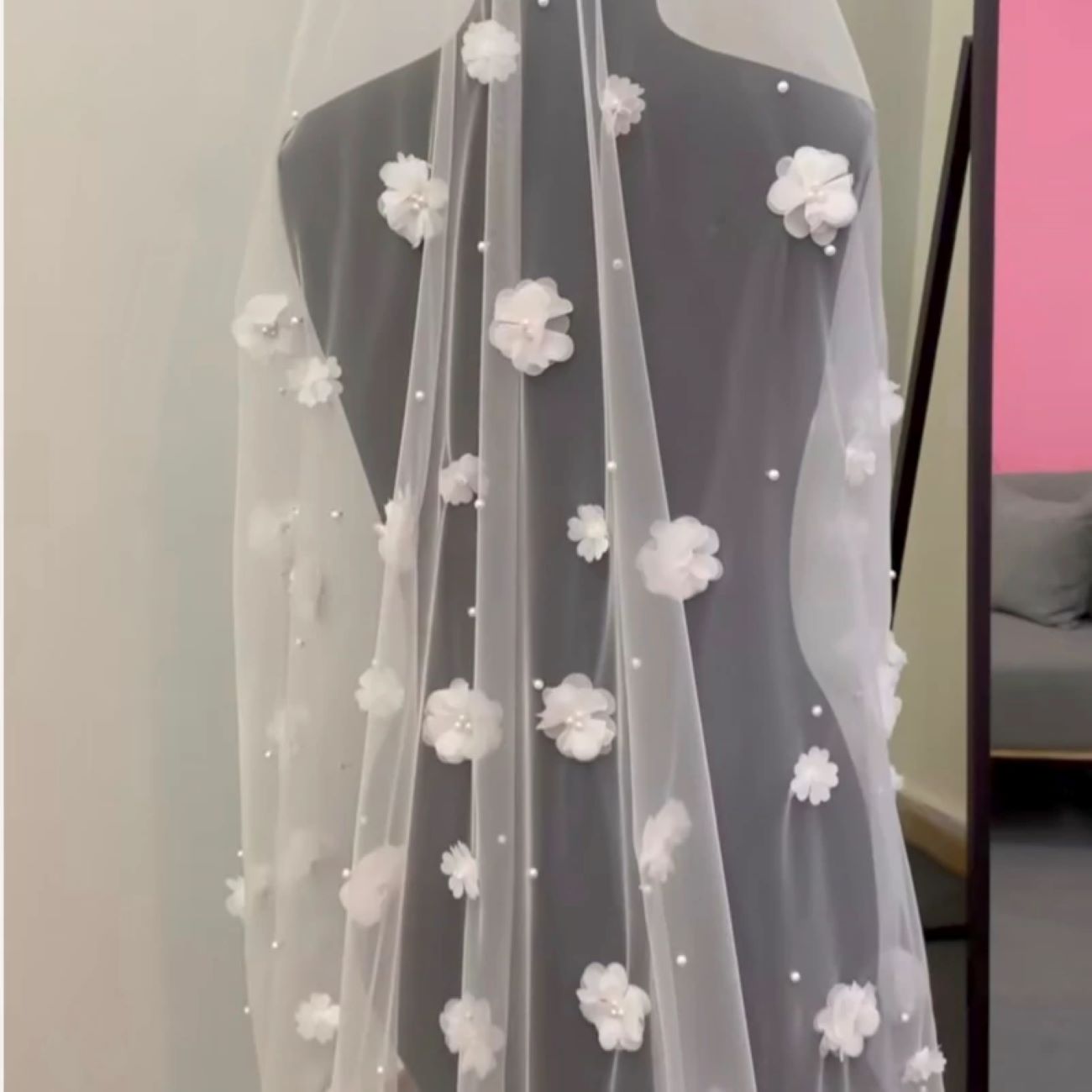 Soft Tulle Wedding Veil with Floral Lace Appliqué and Cathedral Train – Graceful and Elegant