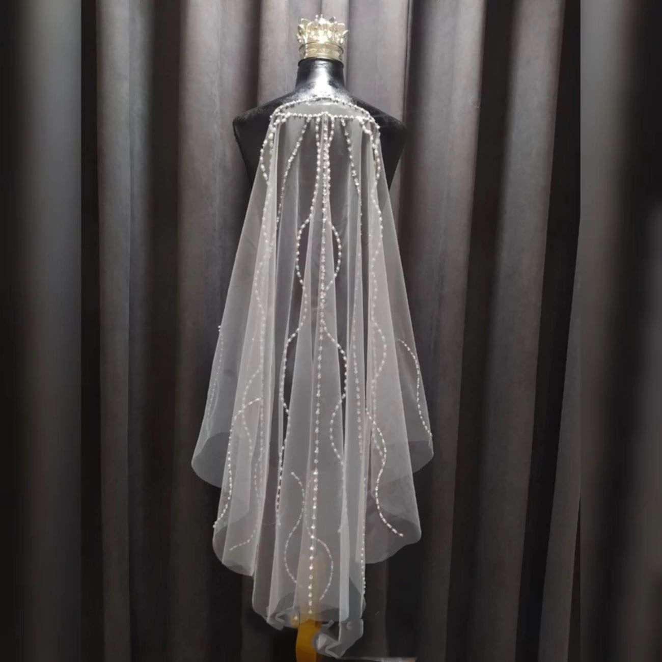 Vintage-Inspired Lace Wedding Veil with Intricate Patterns and a Soft, Dreamy Finish