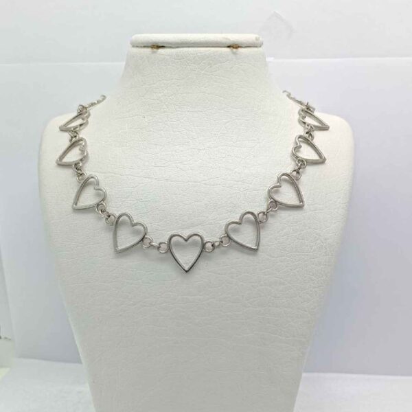 Women’s Choker Necklace – Minimal & Chic Suitable for Any Outfit with Heart Design