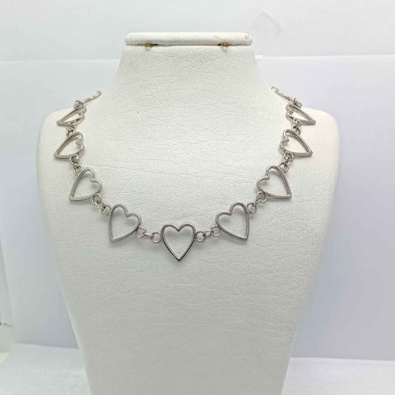 Women’s Choker Necklace – Minimal & Chic Suitable for Any Outfit with Heart Design