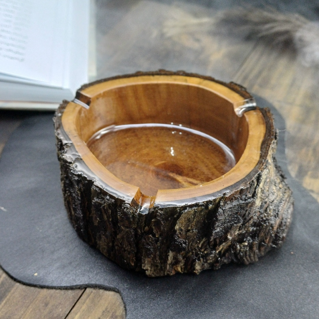 Wood and Resin Log Ashtray – Suitable for Modern Rustic Decor