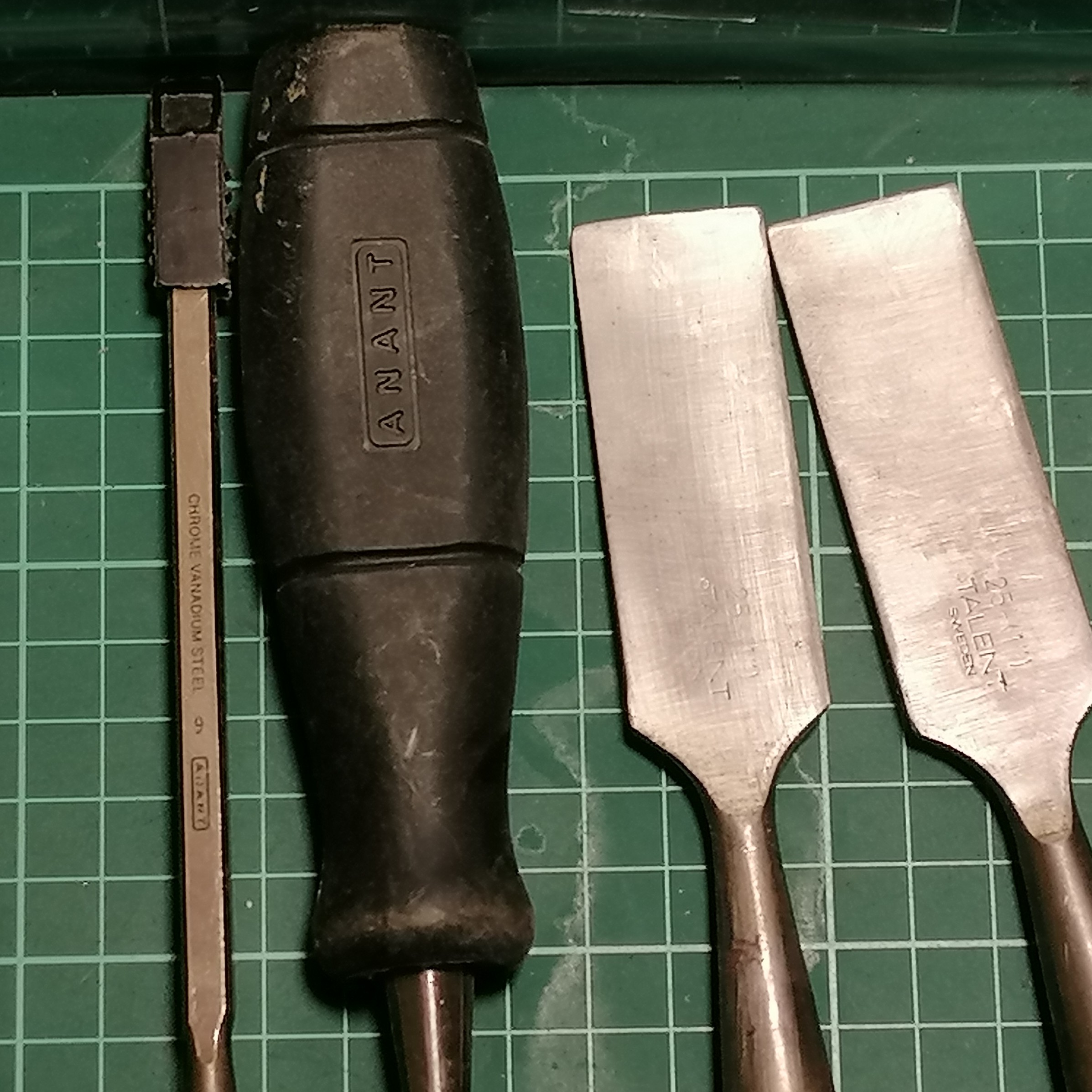 Wood Carving Gouge Set, 12 Different Styles – Flat, V, Spoon, Bent with Leather Case