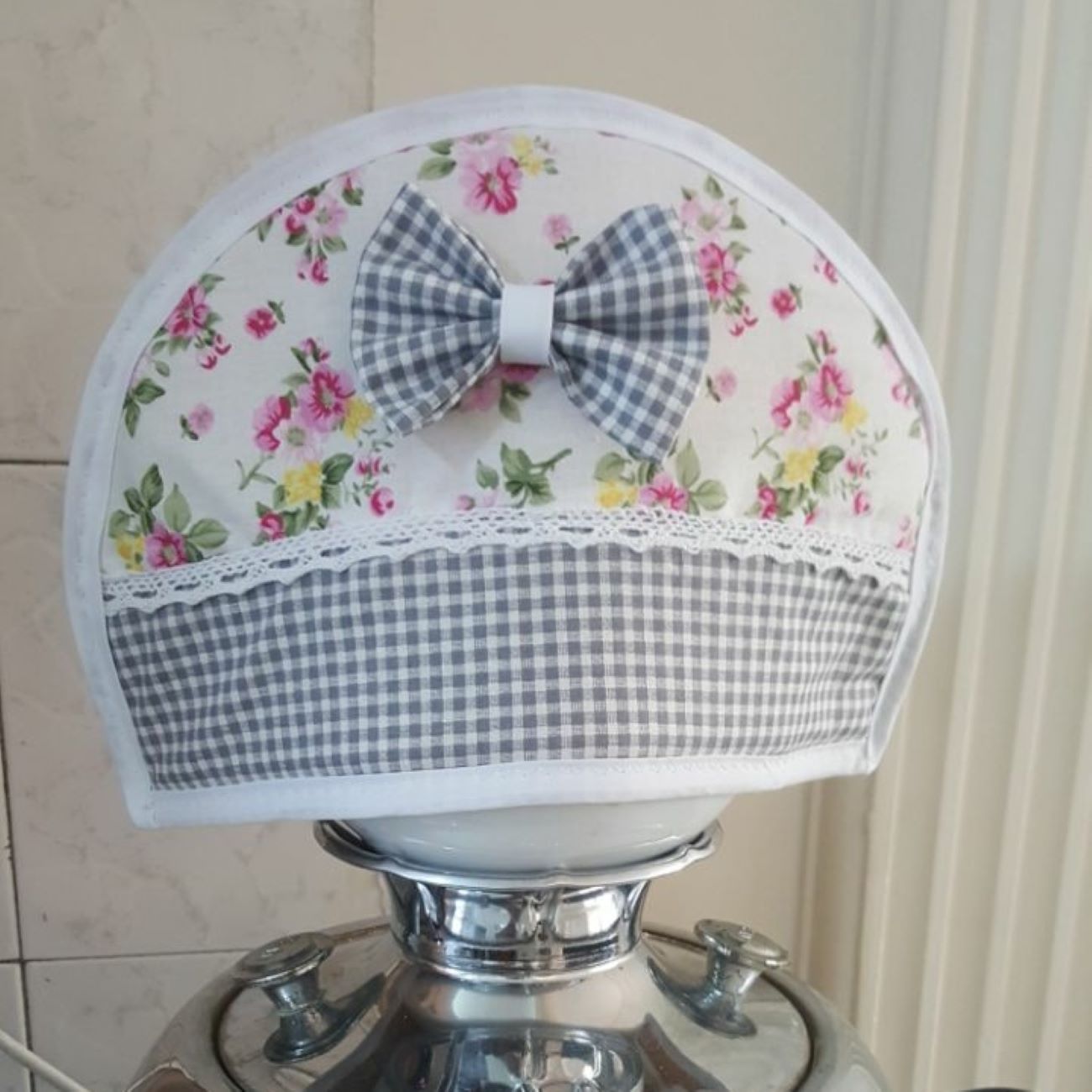 Charming Checkered Tea Cozy – Suitable for Farmhouse-Inspired Decor