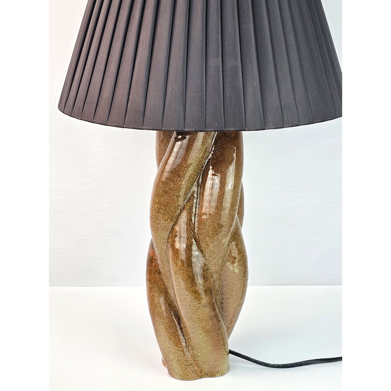 Creative Ceramic Table Lamp Featuring a Minimalist Design