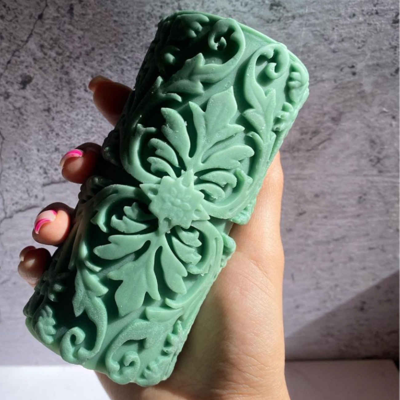 Elegant Candle Mold – Ideal for Homemade Candle with Engraved Cylinder Design