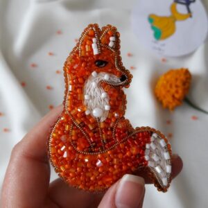 Majestic Beaded Fox Brooch – Regal and Eye-catching