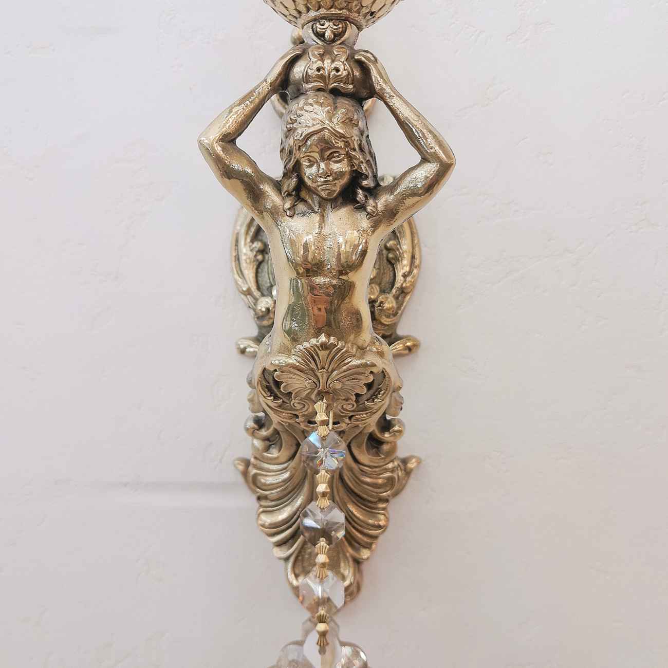 Decorative Brass Wall Sconce – Unique & Eye-Catching with Sculptural Design